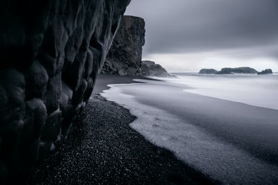 海岸和平静海面的灰度摄影